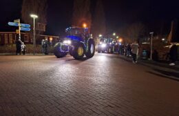 Tractoren rijden verlicht door het Westerkwartier