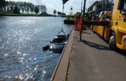 Duikers halen auto uit van Starkenborghkanaal bij Stroobos Video