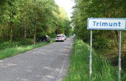 Auto in de sloot bij Trimunt