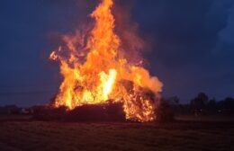 Paasvuur in Lucaswolde trekt veel bekijks Video