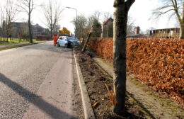 Auto botst tegen boom op Kruisweg