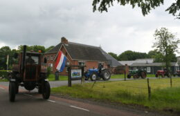 Tractorenparade trekt door Friesland: nostalgie op wielen vanaf camping Jiltdijksheide