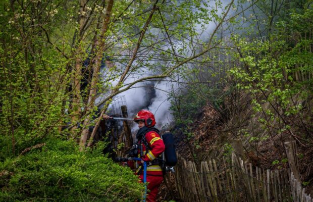 Brandweer Zuidhorn blust buitenbrand in Niekerk