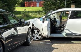 Auto’s botsen op Nieuweweg in Roden