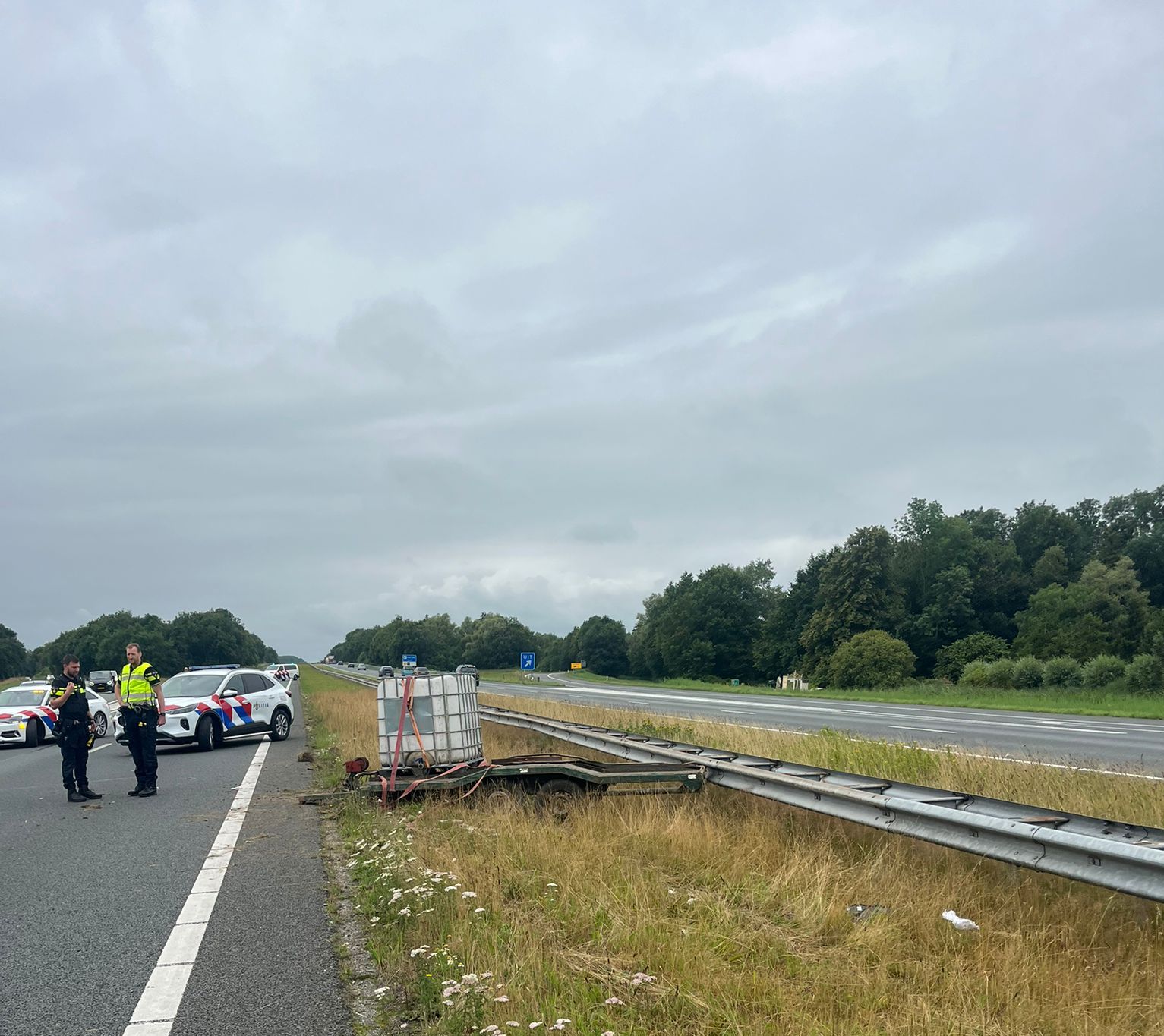 Lange file op A7 bij Niebert door losgeschoten aanhanger