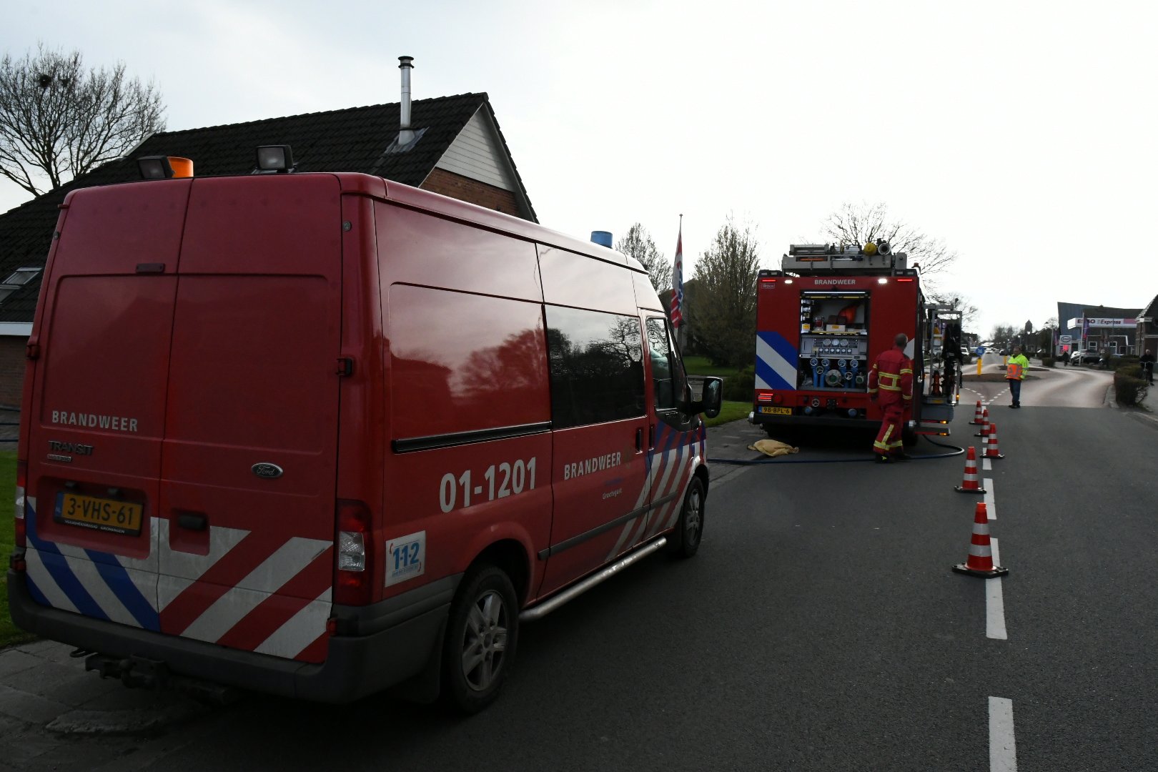 Brandweer blust keukenbrand in Doezum