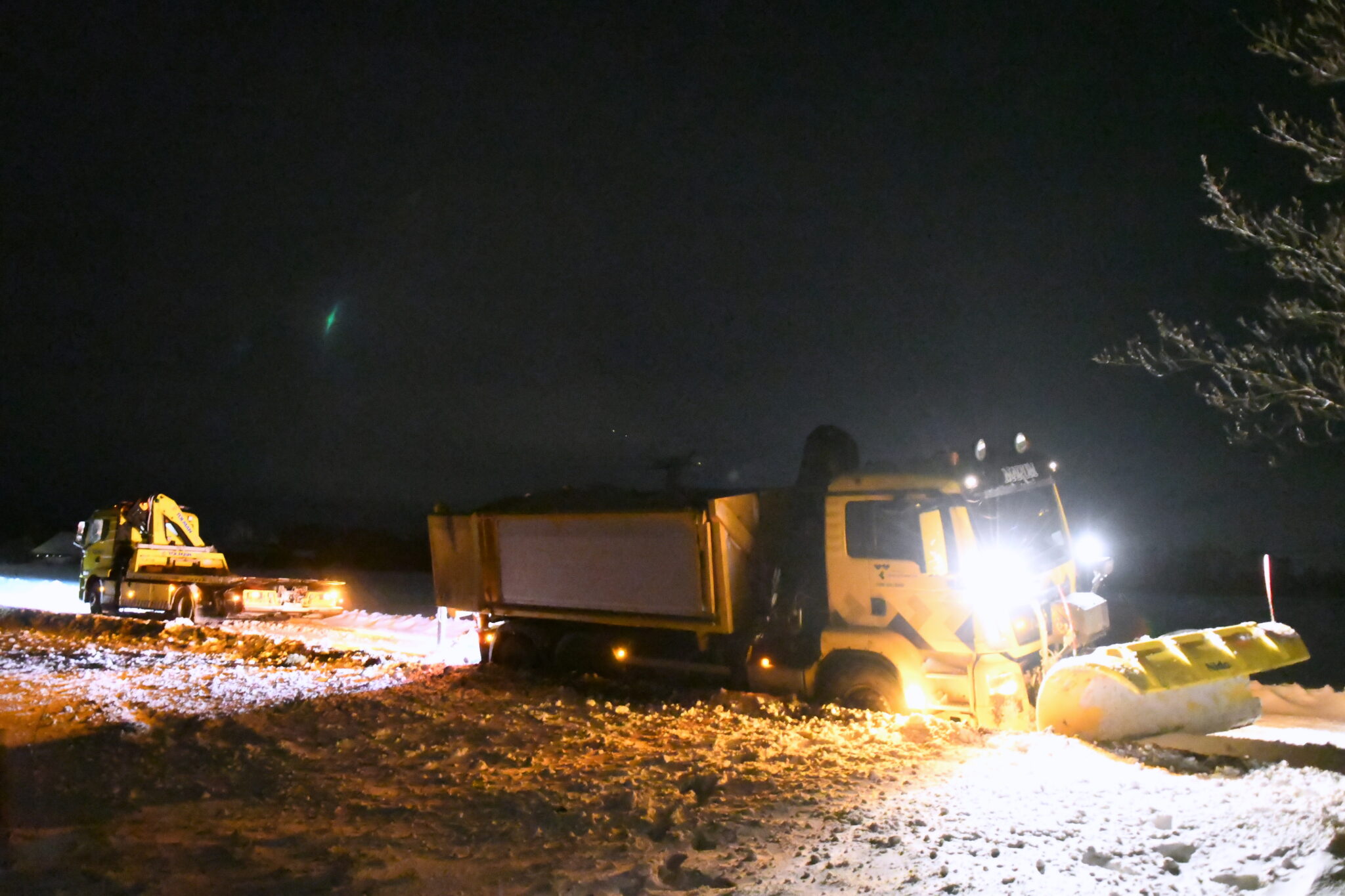 Strooiauto vast in de berm op N980