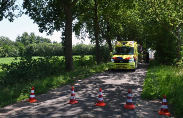 Bestuurder bekneld na botsing met boom in Ureterp