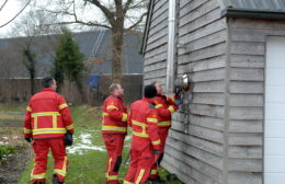 Brandweer Grootegast voert nacontrole uit bij de Sluis
