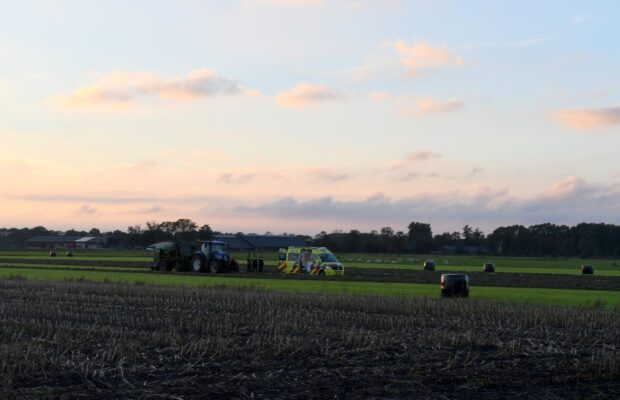 Man gewond geraakt tijdens werkzaamheden in weiland in Grootegast