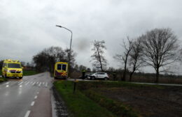 Auto’s botsen op kruising in Opende