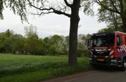 Brandweer blust brand in composthoop in Zevenhuizen