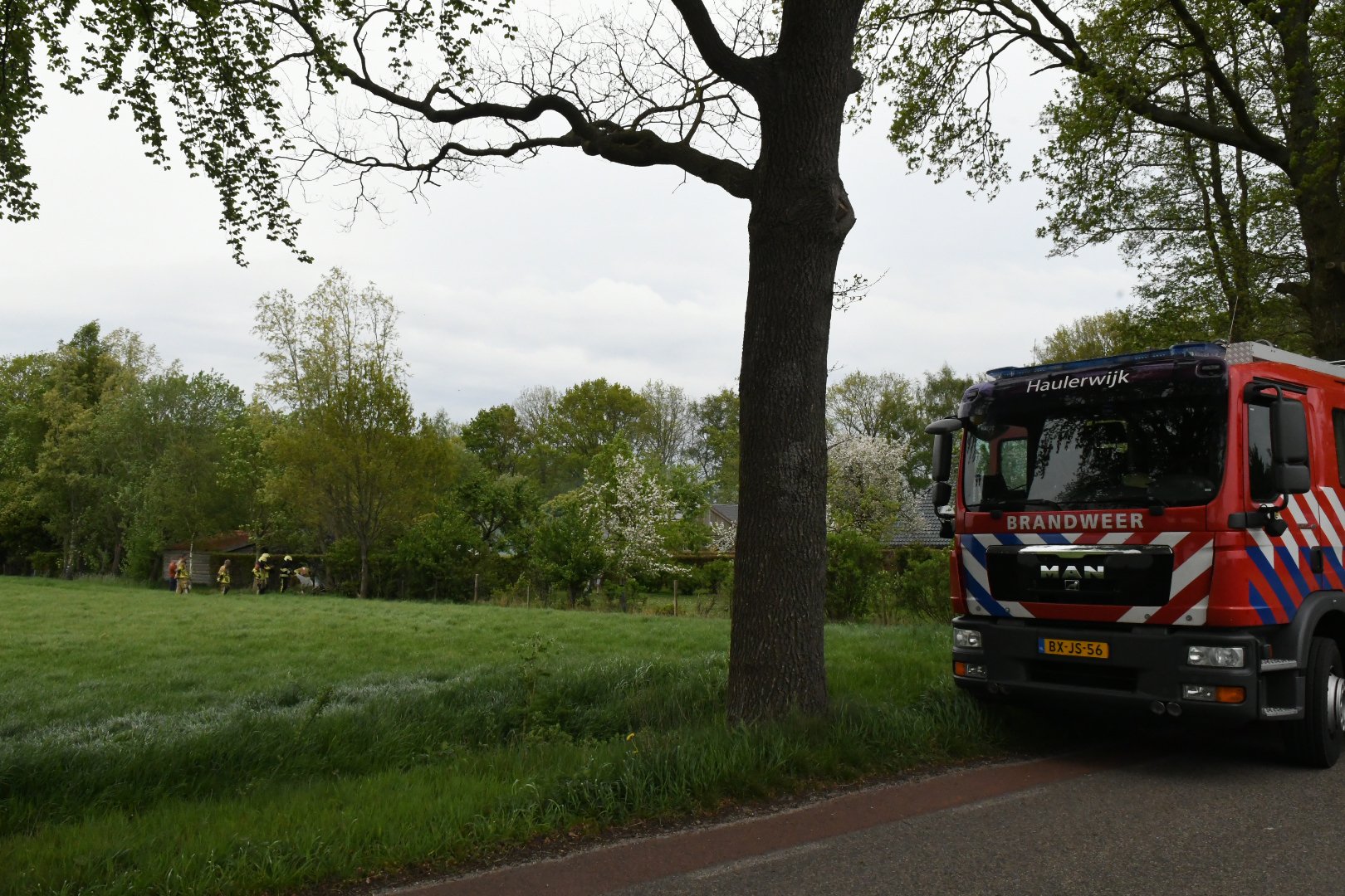 Brandweer blust brand in composthoop in Zevenhuizen