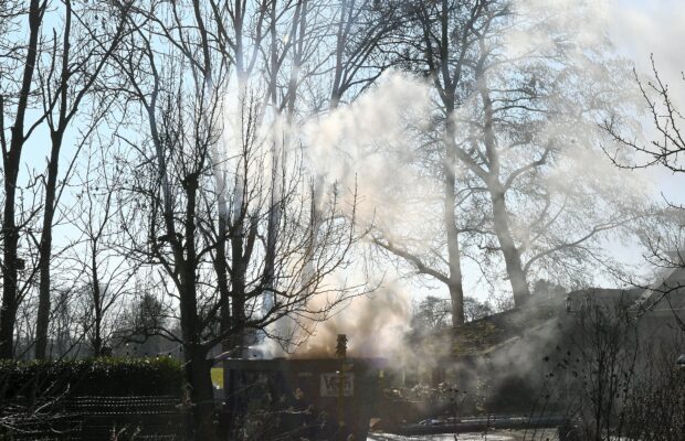 Brandweer Ureterp blust containerbrand in Siegerswoude