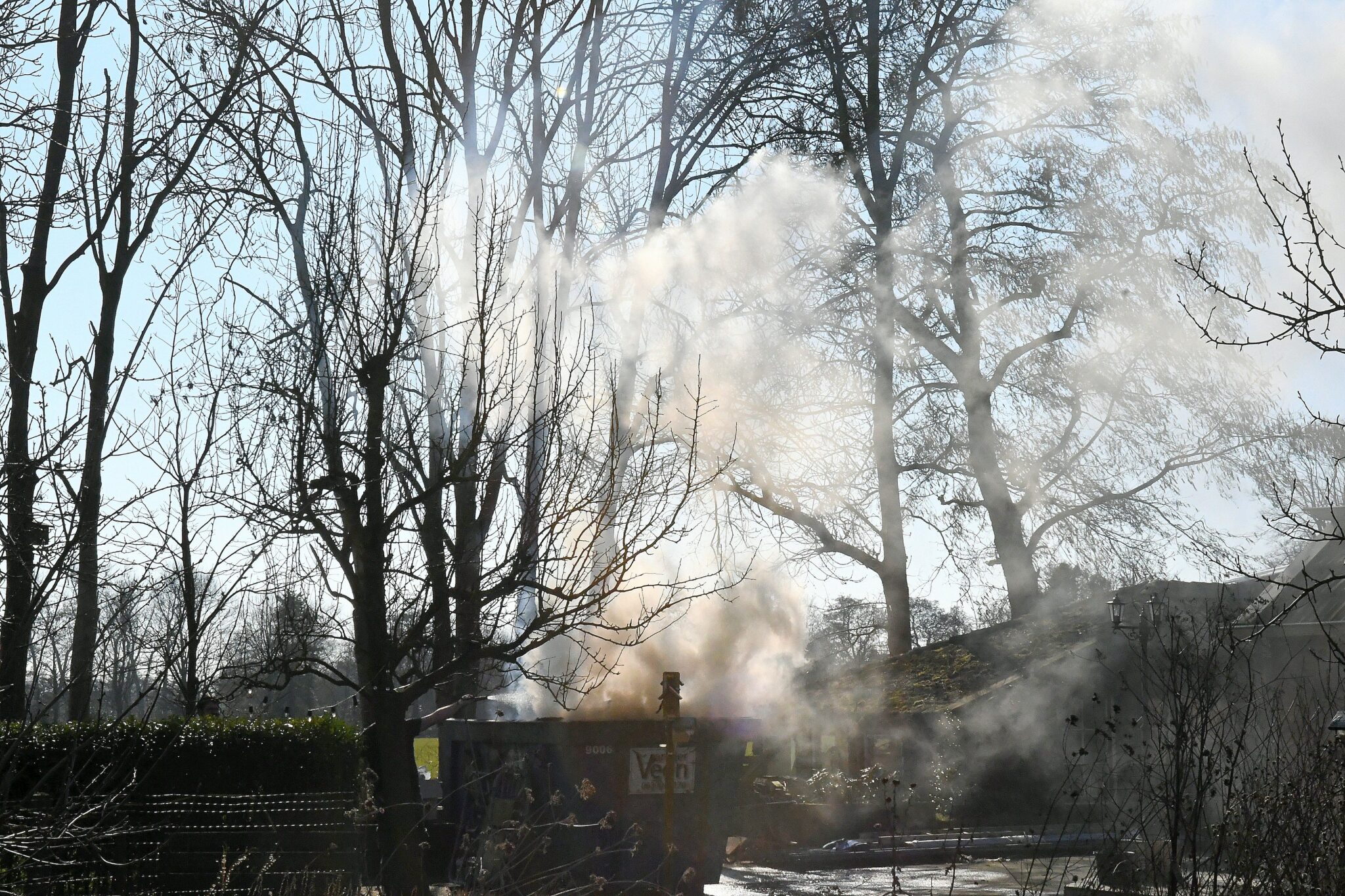 Brandweer Ureterp blust containerbrand in Siegerswoude