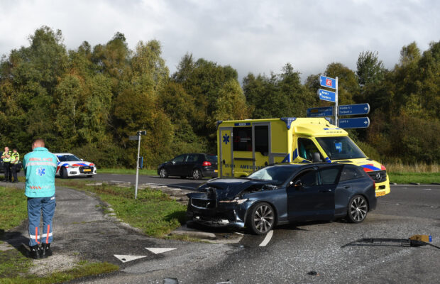 Lijnbus en auto botsen op N388 bij Boerakker