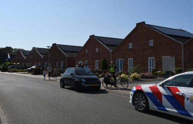Auto en fietser botsen in Marum