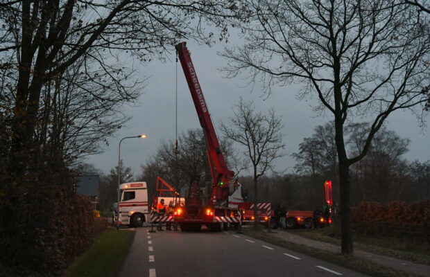Dieplader blokkeert Nieuweweg in Nuis