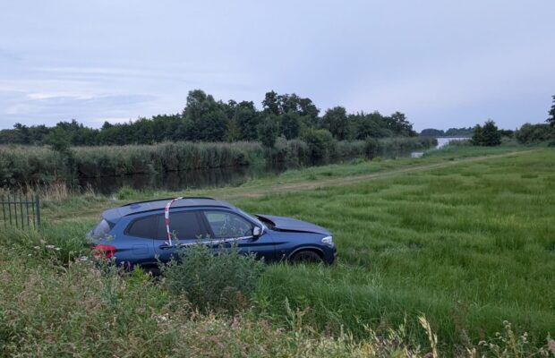 Auto belandt via fietspad in weiland langs doorfietsroute