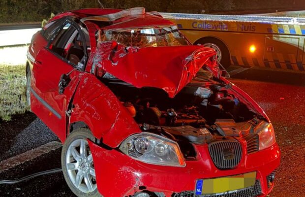 Auto meerdere keren over de kop op A7 bij Marum