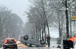 Auto op de kop op Molenweg