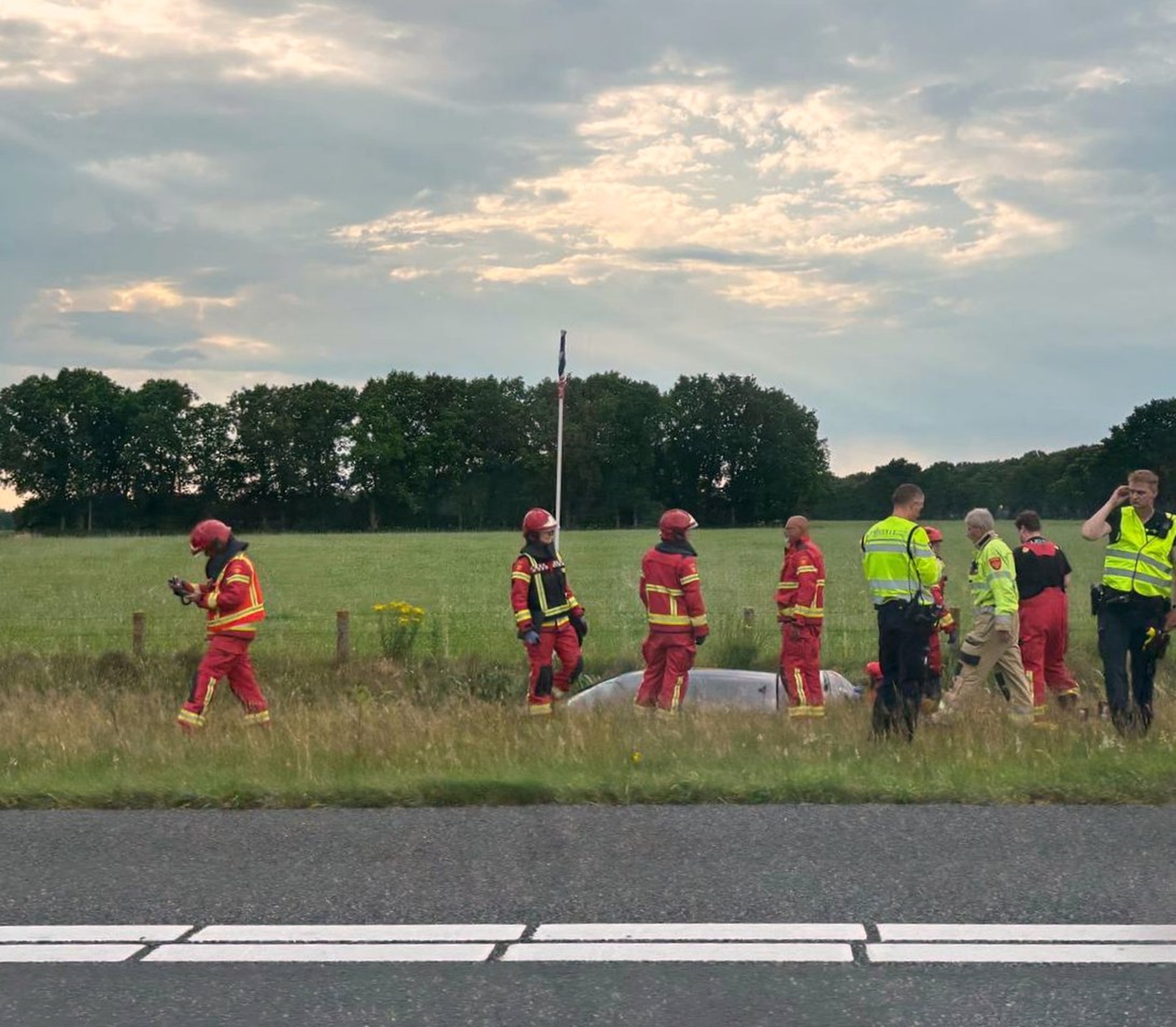 Auto belandt in sloot langs A7