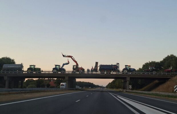 Boeren voeren zichtbaarheidsactie langs A7 bij Gorredijk uit protest tegen stikstofbeleid