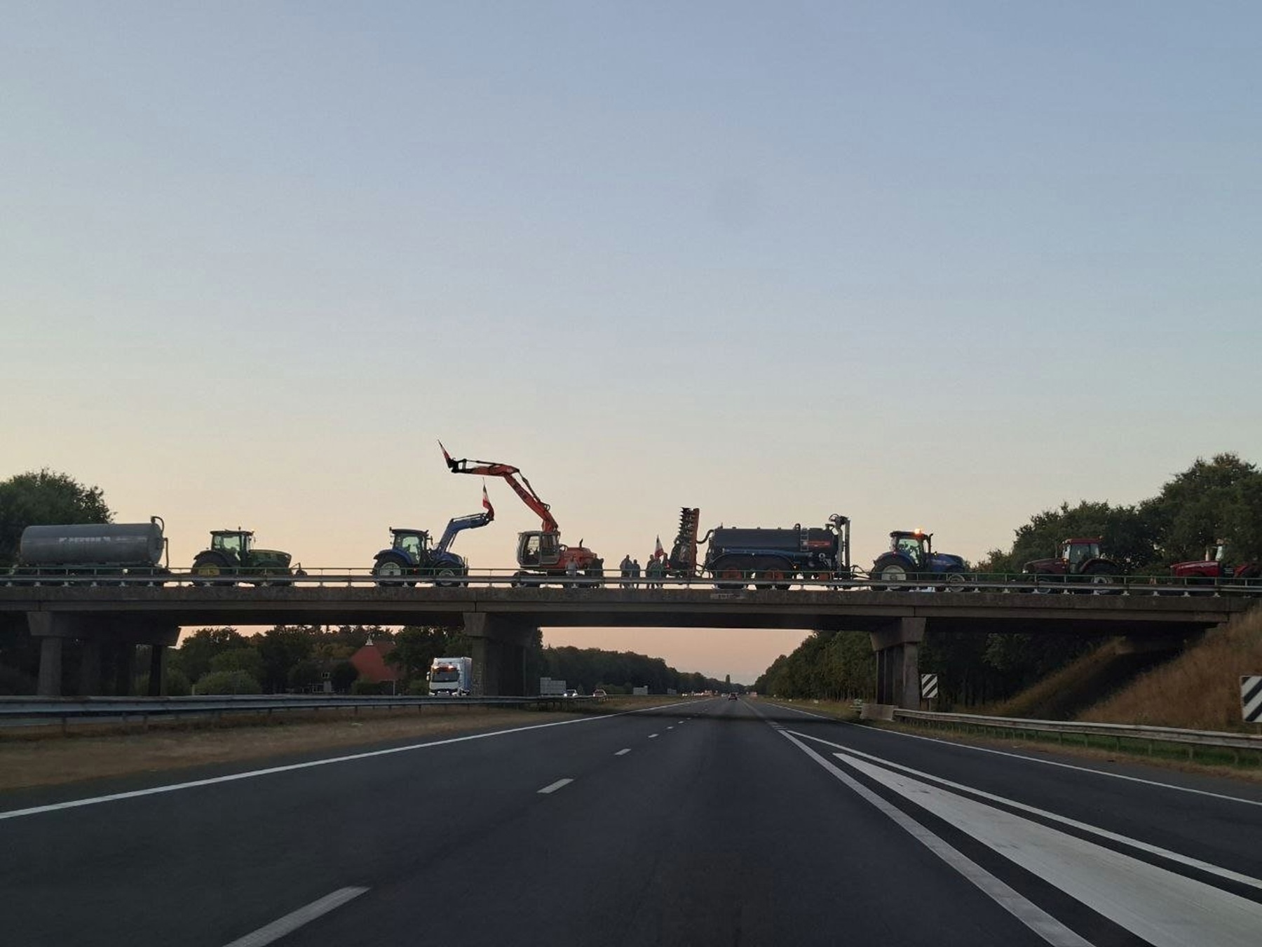 Boeren voeren zichtbaarheidsactie langs A7 bij Gorredijk uit protest tegen stikstofbeleid