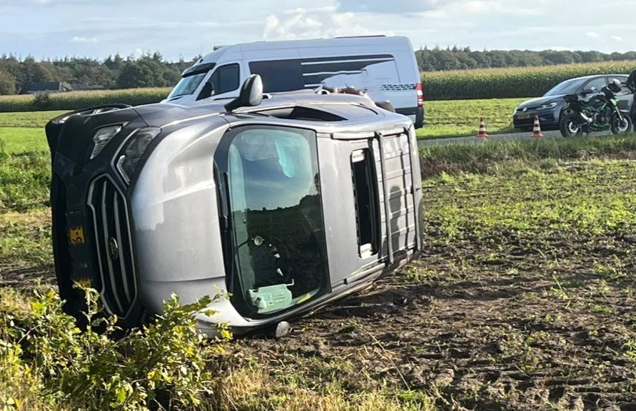 Twee auto’s botsen op kruising tussen Nieuw-Roden en Roderesch