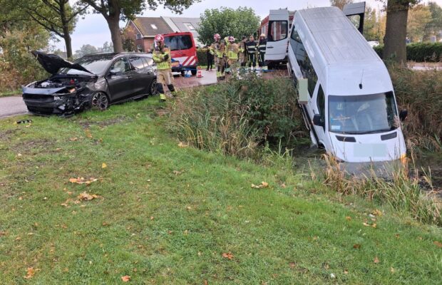 Taxibusje en personenauto botsen in Zevenhuizen Video