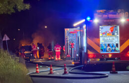 Auto gaat verloren bij brand op Hoendiep Video