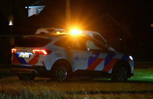 Flinke schade bij botsing tussen bestelbus en personenauto op rotonde bij Marum
