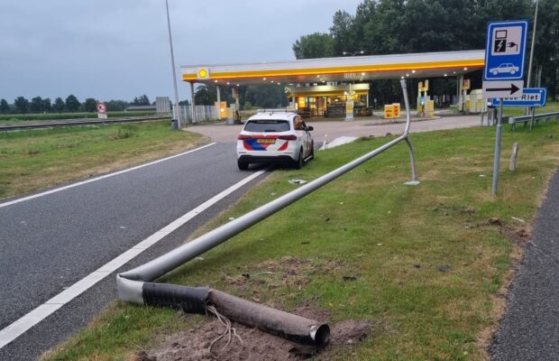 Automobilist rijdt lantaarnpaal omver bij Oude Riet