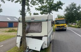 Caravan zwaar beschadigd op Molenweg