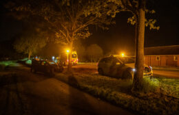 Auto botst tegen boom bij Surhuisterveen