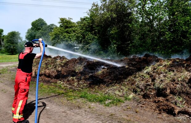 Brandweer Grootegast blust buitenbrand in Opende