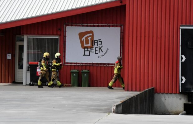 Brandweer blust brand in pindabranderij in Marum