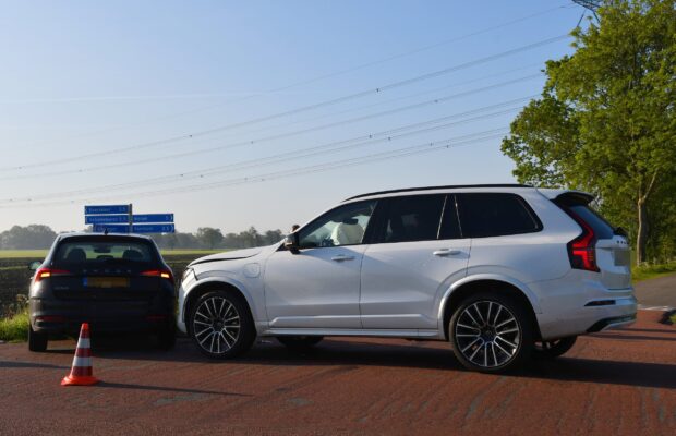 Auto’s botsen op kruising in Grootegast