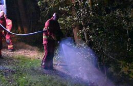 Kleine bermbrand snel geblust aan de Brandsloot in Doezum