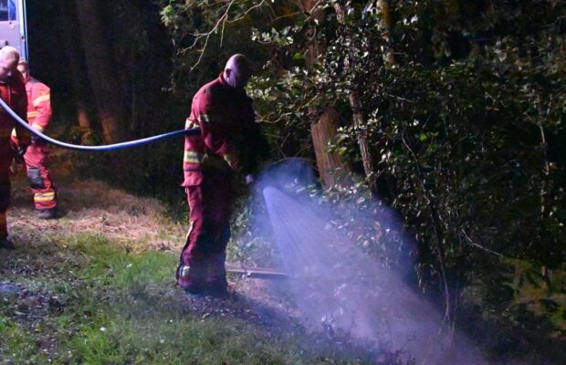 Kleine bermbrand snel geblust aan de Brandsloot in Doezum