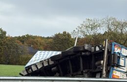 Berging gekantelde vrachtwagen neemt geruime tijd in beslag Video
