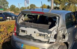 Pick-up botst achterop auto op Betonwei bij Harkema