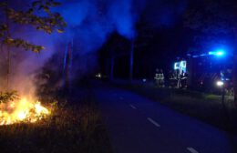 Brandweer blust bermbrand bij Norg Video