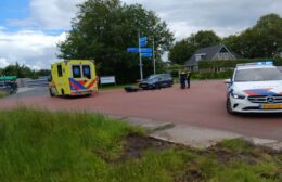 Auto en scooter botsen in Midwolde Video