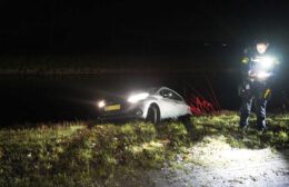 Auto te water in Appelscha, inzittenden komen met de schrik vrij Video