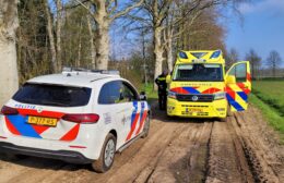 Bestuurder crossmotor gewond in Veenhuizen Video
