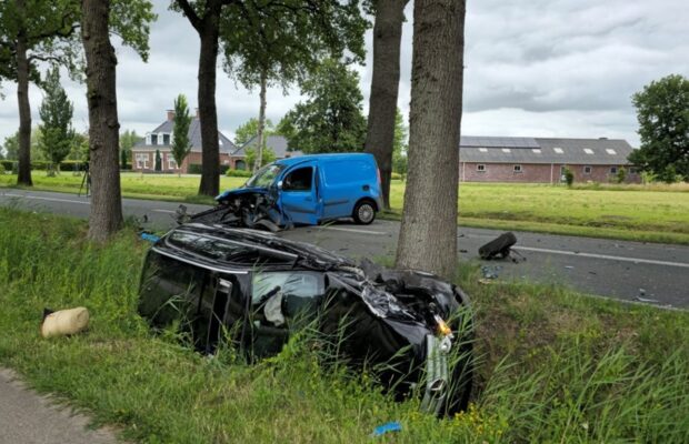 Auto’s botsen op N372 bij Nietap Video
