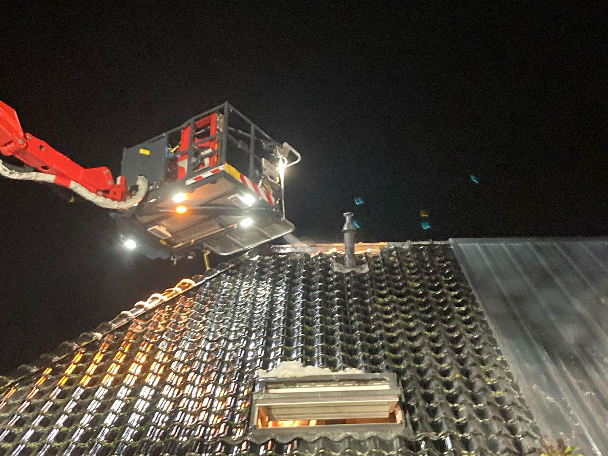 Brandweer blust schoorsteenbrand in Oldekerk