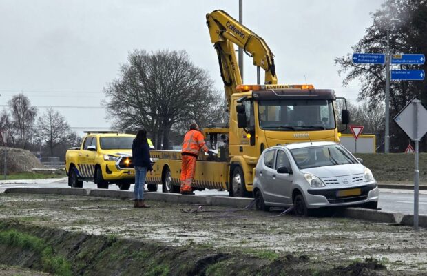 Auto raakt van ovonde bij Surhuizum, bestuurster ongedeerd