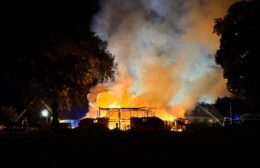 Felle brand verwoest schuur op terrein zorginstelling Cosis in Peest